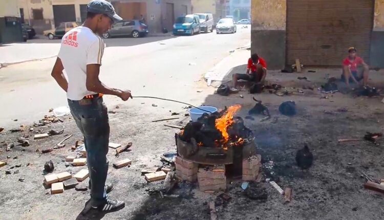  جماعة طنجة تصدر قرارا يمنع شيّ رؤوس الأضاحي بالأزقة والطرقات