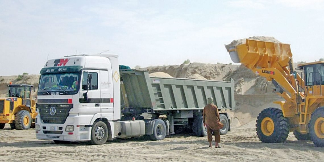 درك تازة يحجز آليات في ملكية برلماني تسرق الرمال