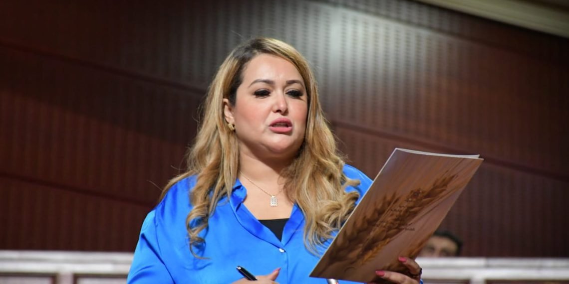 النائبة البرلمانية عزيزة بوجريدة تسخر من رقمنة الإدارة في مجلس النواب