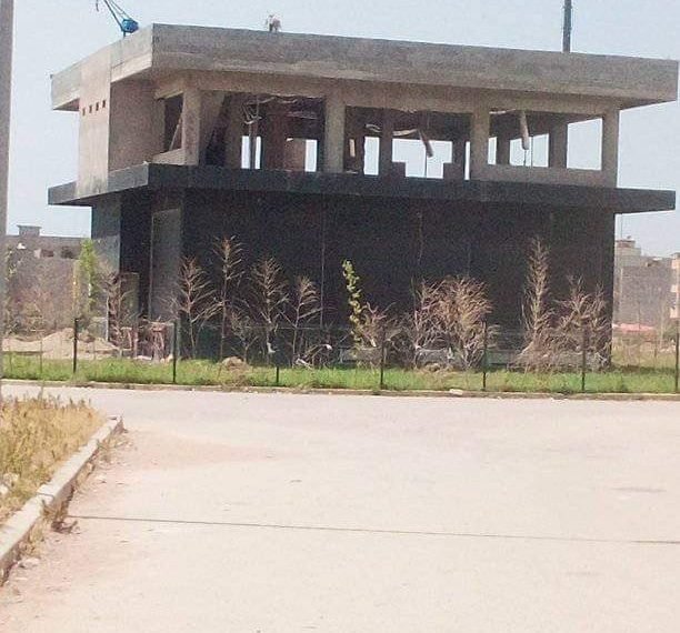 حقوقيون يحتجون على بناء مقهى فوق مدار بدون تصميم تهيئة بالخميسات