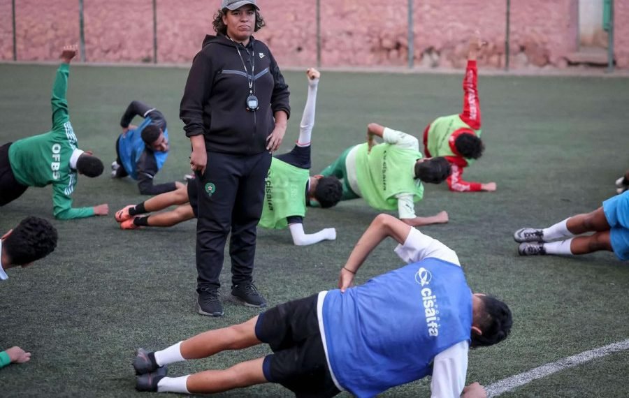 حسناء أول امرأة مغربية تدرب فريقا لكرة القدم رجال وتنقذه من النزول