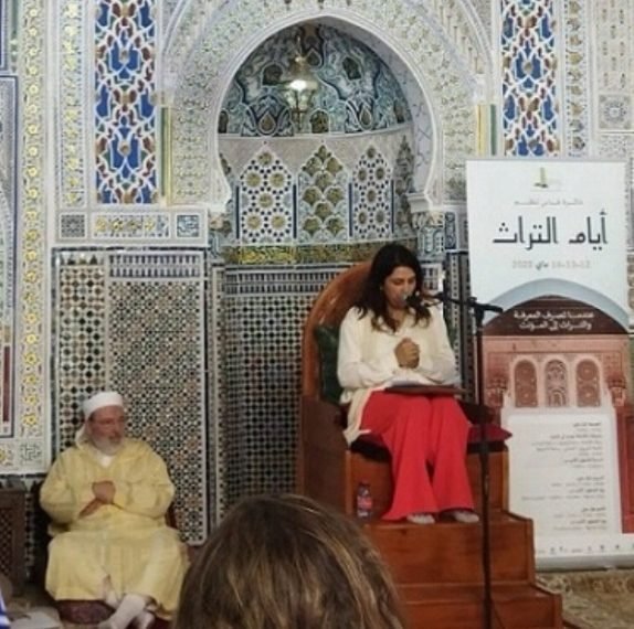 امرأة “متبرجة” تلقي درسا دينيا بمسجد الزاوية الفاسية تثير استغراب المغاربة