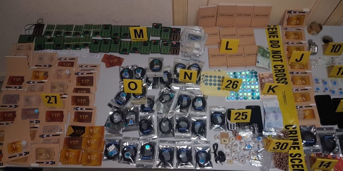 ترويج أجهزة للغش في الامتحانات على مواقع التواصل الاجتماعي