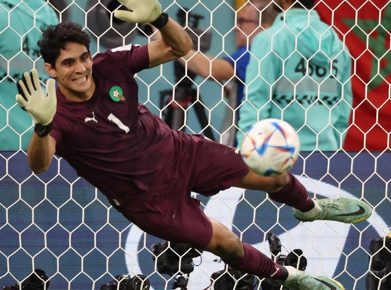 نادي إشبيلية يتوج الحارس ياسين بونو بجائزة أفضل لاعب