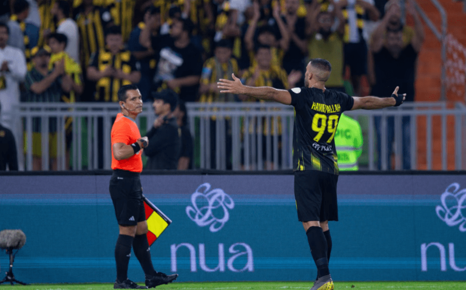 واقعة غريبة تجمع بين عبد الرزاق حمدالله والحكم في مباراة أتحاد جدة وأجمك