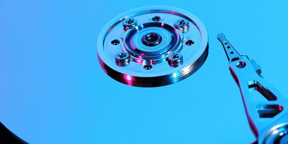 البودكاست: الكثافة المساحية وتصميم الذكاء الاصطناعي والقرص الصلب سعة 50 تيرابايت