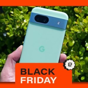 تتضمن صفقات هواتف الجمعة السوداء هاتف Google Pixel 8a بخصم 100 دولار