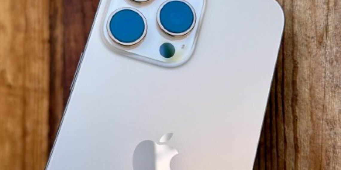 قد يحصل جهاز iPhone 17 Pro على نوع جديد تمامًا من شاشات العرض. وهنا ما نعرفه