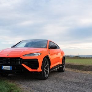 القيادة الأولى لسيارة 2025 Lamborghini Urus SE: حزمة توريان الكاملة