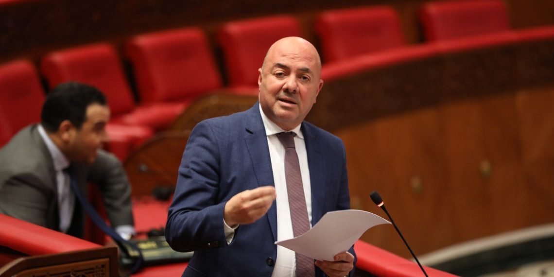 بن إبراهيم يستعرض حصيلة تأهيل المباني الآيلة للسقوط والتجديد الحضري